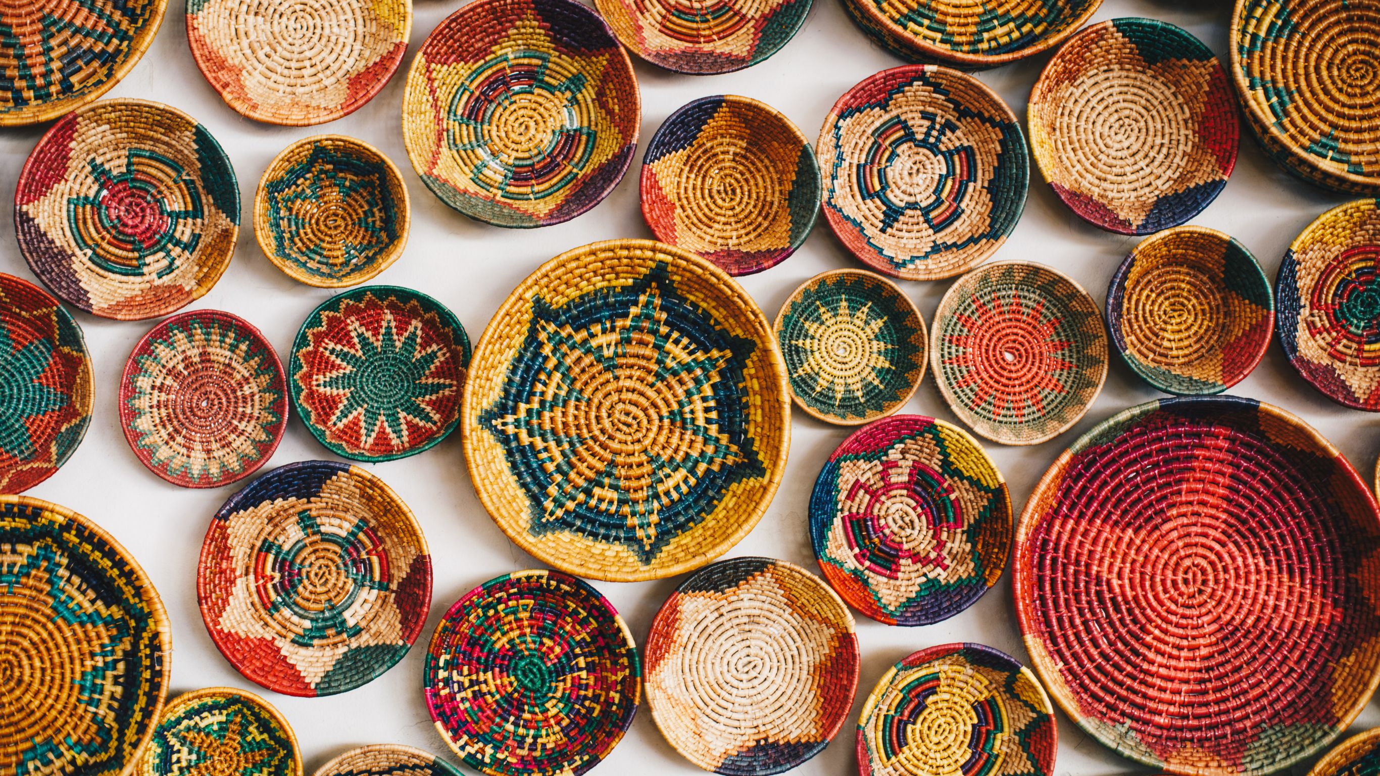 Cestas de tortilhas coloridas penduradas na parede do restaurante Rosewood Mayakoba Punta Bonita 